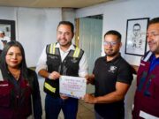 Entrega Christian Agúndez apoyos a familias afectadas por incendio de sus locales en Cabo San Lucas