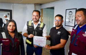 Entrega Christian Agúndez apoyos a familias afectadas por incendio de sus locales en Cabo San Lucas