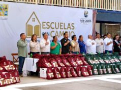 Alcalde Christian Agúndez encabeza entrega de mochilas, tablets y sillas de ruedas en CBTIS No° 256