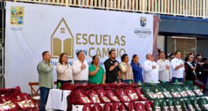 Alcalde Christian Agúndez encabeza entrega de mochilas, tablets y sillas de ruedas en CBTIS No° 256