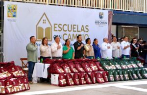 Alcalde Christian Agúndez encabeza entrega de mochilas, tablets y sillas de ruedas en CBTIS No° 256