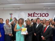 Gobierno de Los Cabos obsequia obra de artista sudcaliforniana a la embajadora de Panamá