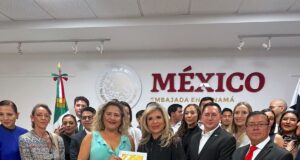 Gobierno de Los Cabos obsequia obra de artista sudcaliforniana a la embajadora de Panamá