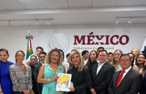 Gobierno de Los Cabos obsequia obra de artista sudcaliforniana a la embajadora de Panamá