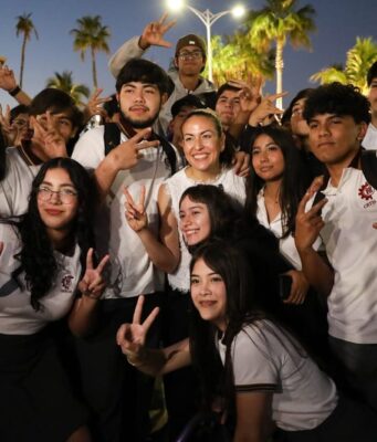 Reflexiona Milena Quiroga con jóvenes paceños sobre la libertad y el respeto