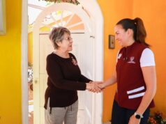 Milena Quiroga recorre la colonia Guaycura para corroborar el suministro de agua potable