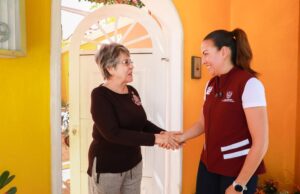 Milena Quiroga recorre la colonia Guaycura para corroborar el suministro de agua potable