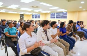 Entrega Ayuntamiento de Los Cabos laptops a estudiantes destacados de la UABCS