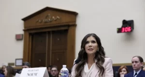 Trump sustituye a la secretaria de Seguridad Nacional, Kristi Noem, en pleno cierre del departamento