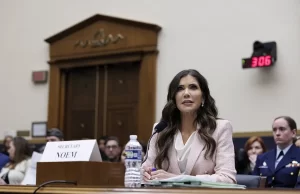 Trump sustituye a la secretaria de Seguridad Nacional, Kristi Noem, en pleno cierre del departamento