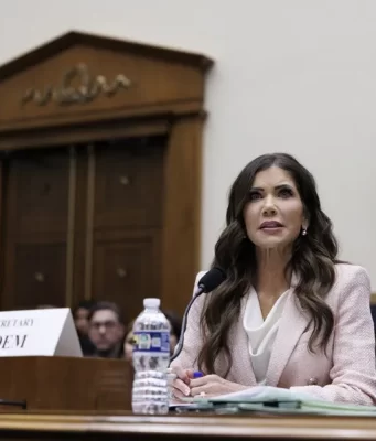 Trump sustituye a la secretaria de Seguridad Nacional, Kristi Noem, en pleno cierre del departamento