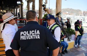 Retiran 16 módulos irregulares en la Marina de Cabo San Lucas