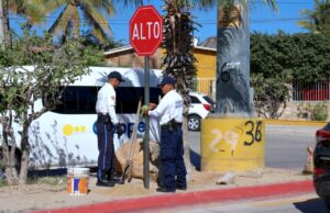 Inicia instalación de señalética vial en puntos de mayor flujo vehicular en Los Cabos