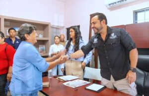 Alcalde Christian Agúndez atiende y escucha a la ciudadanía de Miraflores
