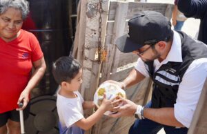 Alcalde Christian Agúndez entrega tinacos, agua potable y apoyos en beneficio de familias de Cabo San Lucas