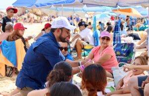 Supervisa alcalde Christian Agúndez seguridad y atención ciudadana en playa El Chileno durante jornada de alta afluencia