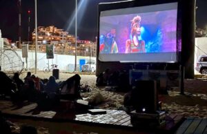 Familias de Cabo San Lucas disfrutan del cine en la playa con programa Cine Móvil “Arena y Mar”