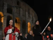 El papa León XIV recupera la tradición de portar la cruz en multitudinario viacrucis en el Coliseo