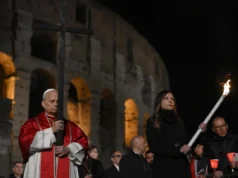 El papa León XIV recupera la tradición de portar la cruz en multitudinario viacrucis en el Coliseo