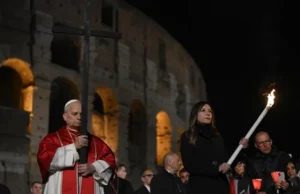 El papa León XIV recupera la tradición de portar la cruz en multitudinario viacrucis en el Coliseo