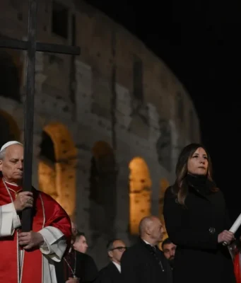 El papa León XIV recupera la tradición de portar la cruz en multitudinario viacrucis en el Coliseo