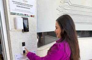 Instala Ayuntamiento de Los Cabos timbre inclusivo en Recursos Humanos para mejorar atención ciudadana