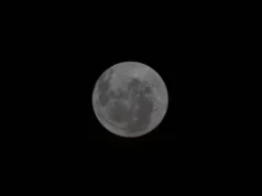 La NASA publica la primera foto de la cara oculta de la Luna tomada por la misión Artemis II