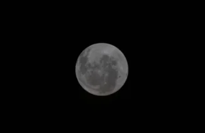 La NASA publica la primera foto de la cara oculta de la Luna tomada por la misión Artemis II