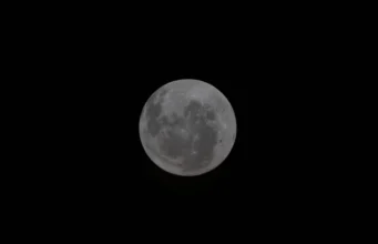 La NASA publica la primera foto de la cara oculta de la Luna tomada por la misión Artemis II