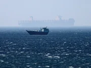 Irán interrumpe el tránsito de petroleros por el Estrecho de Ormuz, según medio iraní