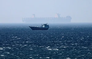 Irán interrumpe el tránsito de petroleros por el Estrecho de Ormuz, según medio iraní