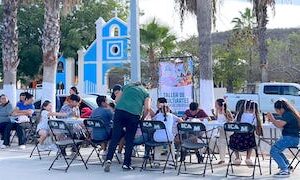 Celebra Ayuntamiento de Los Cabos a la niñez de Caduaño con Cine Móvil y actividades artísticas