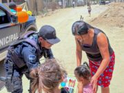Agentes de Seguridad Pública celebran el Día de la Niñez con brigadas en colonias de Los Cabos