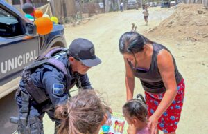 Agentes de Seguridad Pública celebran el Día de la Niñez con brigadas en colonias de Los Cabos