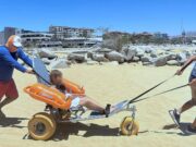 Con apoyo de sillas anfibias, playas de Los Cabos continúan siendo referente en inclusión