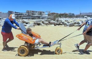 Con apoyo de sillas anfibias, playas de Los Cabos continúan siendo referente en inclusión