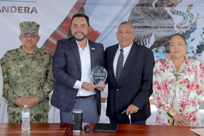 CHRISTIAN AGÚNDEZ ENTREGA RECONOCIMIENTO PRIMARIA LEONARDO GASTELUM 1