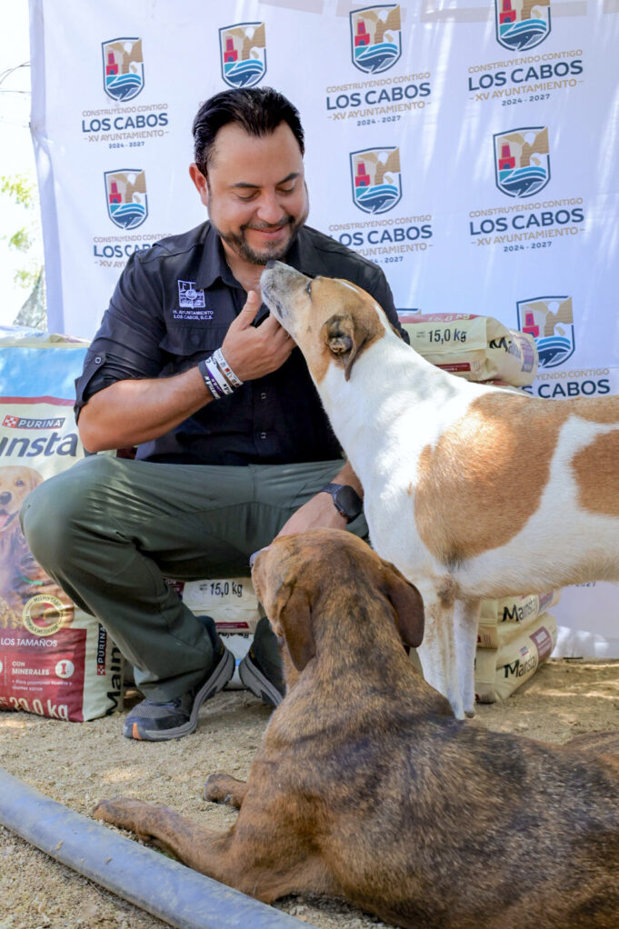 CHRISTIAN AGÚNDEZ VISITA REFUGIO CANINO 1