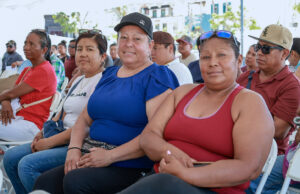 Entrega Ayuntamiento de Los Cabos credenciales y uniformes para el ordenamiento del comercio ambulante