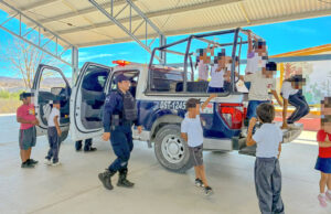 Acercan a estudiantes de Palo Escopeta a la labor policial con programa “Conociendo a tus héroes”