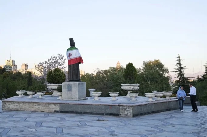 TEHERAN-ESTATUA