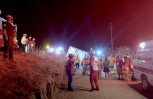 Autoridades atienden a víctimas de accidente de tránsito en Santa Anita