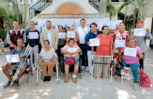 Entrega José Manuel Larumbe apoyos a familias cabeñas