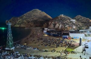 Cine Móvil reúne a familias en una noche de cine al aire libre en Playa El Corsario