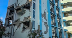 Terremoto de 7.7 sacude el oriente de Indonesia; emiten alerta local de tsunami