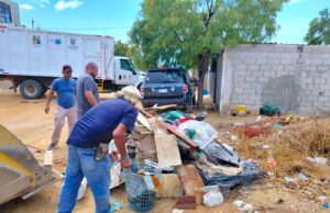 Retira Servicios Públicos cacharros y ramas en colonias de Cabo San Lucas