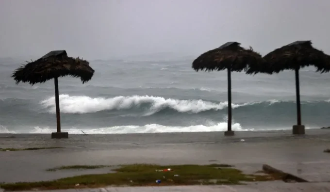 karina-intensifica-huracan-pacifico