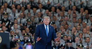 Trump dice que declarará el estrecho de Ormuz «territorio de Estados Unidos» tras «derrotar a Irán»