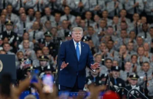 Trump dice que declarará el estrecho de Ormuz «territorio de Estados Unidos» tras «derrotar a Irán»