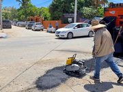 Programa de Bacheo atiende la calle Valerio González para mejorar la movilidad y seguridad vial